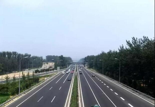 中止性踩油门的操作，能让我们在行驶时省油吗？？